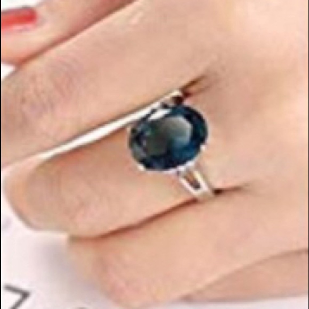 Womens fashion silvertone ring with blue stone siz - Picture 3 of 3